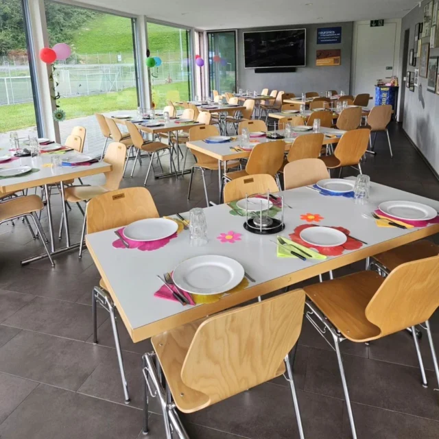Von Flower-Power bis Oktoberfest: Unser Clubhaus bietet für jeden Anlass die perfekte Location!

Neben der Raummiete selbst kann man bei uns auch gleich das Catering mitbuchen! So konnten zum Beispiel die Gäste des Flower-Power-Abends gemütlich ein Fondue-Chinoise geniessen. Auf Wunsch sorgen wir zudem für das passende Ambiente mit Dekoration - wie beim Oktoberfest auf den Bildern.

Ob mit oder ohne Deko und Catering, wir würden uns sehr freuen, dich und deine Gäste bald bei uns auf dem Gufalons begrüssen zu dürfen! Mehr über die Clubhausmiete erfährst du auf www.fctruebbach.ch. bei Fragen darfst du dich zudem gerne direkt bei Andy Schaback melden: praesident@fctruebbach.ch - bis bald!