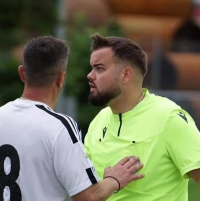 Good News!

Vlorian Memeti, unser Schiedsrichter, hat kürzlich mit hervorragenden Leistungen für Aufsehen gesorgt. Zum einen beim Inspizienten, der ihm einen Vorschlag für die 4. Liga gegeben hat. Aber auch die Beteiligten sind mit "Vloki" zufrieden - sogar die Verlierer!😅 (siehe Bild)

Herzliche Gratulation, Vlorian, zu diesem Lob und vielen Dank für dein wöchentlichen Einsatz für den Verein.

Weiter so!💪

@vlorianm